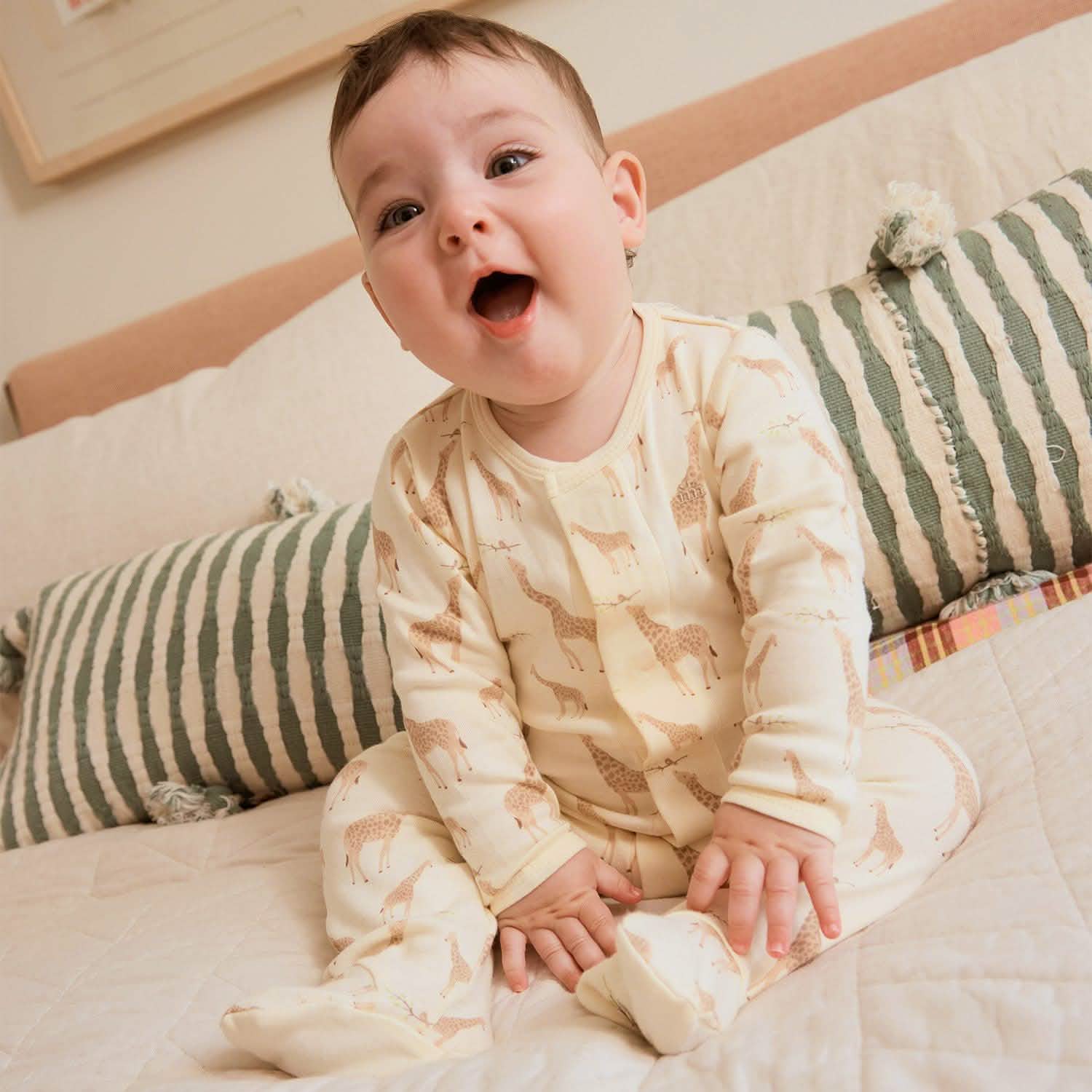 Magnetic Cream Jolie Giraffe Footie